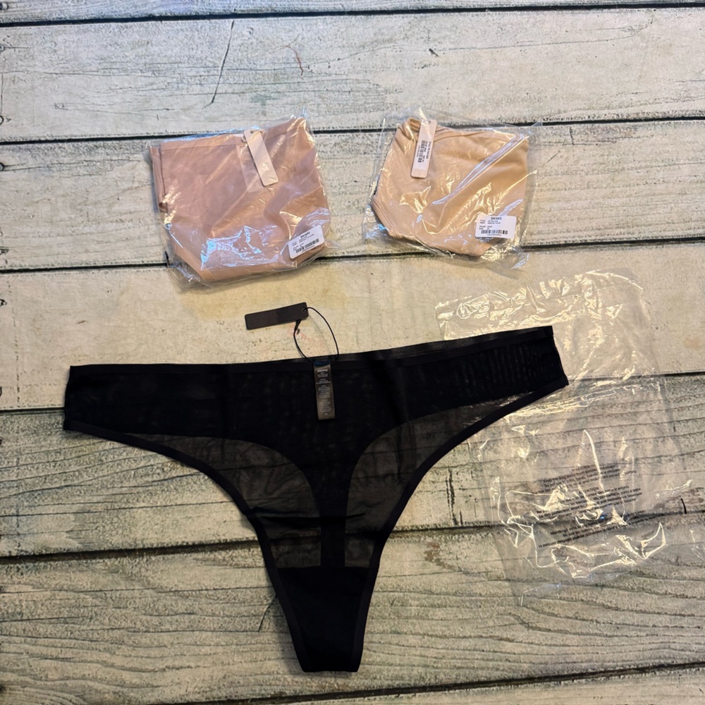 3 NWT skims thongs black sand clay. 4X